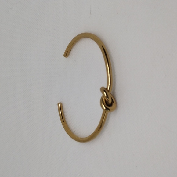 Elegant Gold Knot Bracelet - Picture 3 of 4